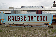 neues Zelt(schild): Kalbsbraterei (©Foto: Martin Schmitz)